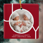 Twins första Anpassningsbar Photo Red Julgransprydnad Keramik<br><div class="desc">Den här tvillingens söta keepsakeliga julfotomornament dekoreras med ord JOY i vit typografi på röd bakgrund. Anpassade enkelt med ditt foto,  namn och år.</div>