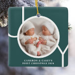 Twins första julfotopappsGrönt för Anpassningsbar Julgransprydnad Keramik<br><div class="desc">Den här tvillingens söta keepsakeliga julfotodekoration dekoreras med ord JOY i vit typografi på gröntens bakgrund. Anpassade enkelt med din bild,  namn och år</div>