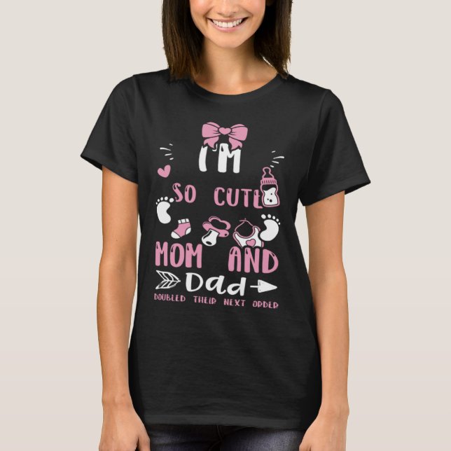 Twins I'm So Cute Mom And Dad Doubled Their Ne...  T Shirt (Framsida)