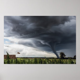 Twister som lyfter haybalar i storm poster