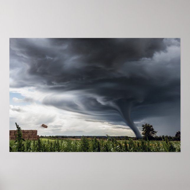 Twister som lyfter haybalar i storm poster (Framsidan)