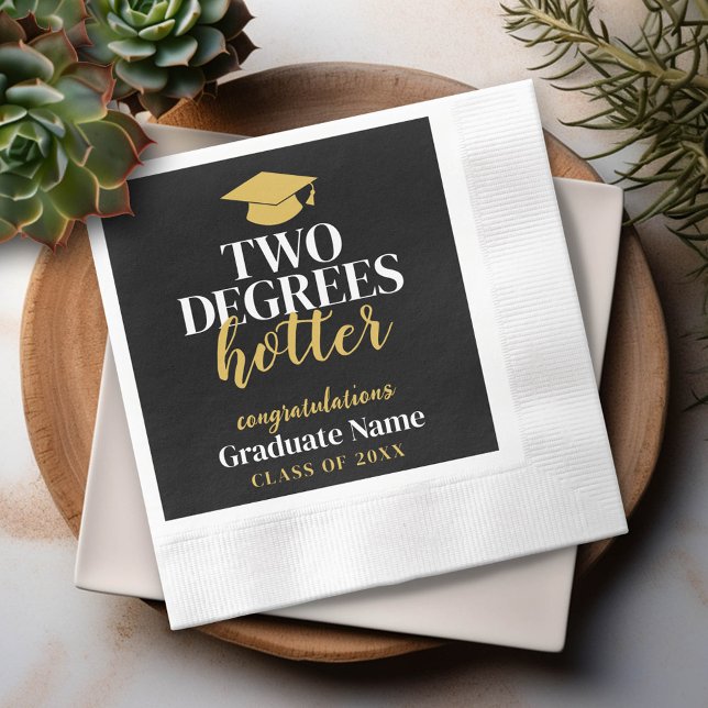Two Degrees Hotter - Namn - Black Gold Graduation Pappersservett (Custom Graduation Party Napkin - Modern Black and Gold Design with Grad's Name)
