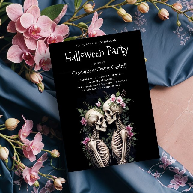 Two Romantic Gothic Human Skeletons Embracing Inbjudningar (Two Romantic Gothic Human Skeletons Embracing Surrounded By Lush Floral Arrangements Halloween Party)