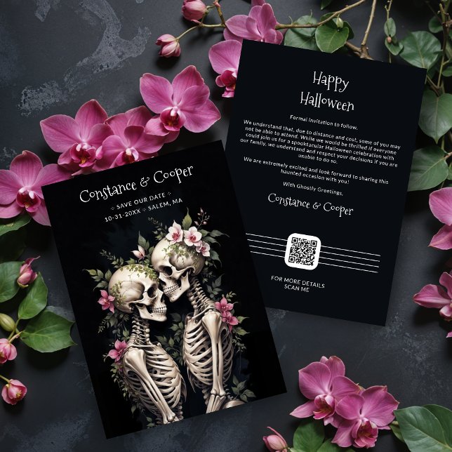 Two Romantic Gothic Human Skeletons Embracing Spara Datumet (Two Romantic Gothic Human Skeletons Embracing Surrounded By Lush Floral Arrangements Save the Dates.)