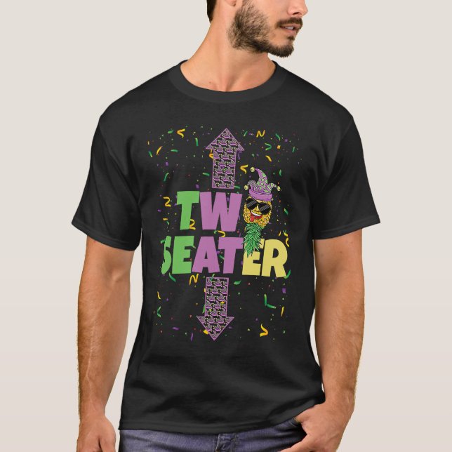 Two Seater Mardi Gras Upside Down Pineapple Swinge T Shirt (Framsida)