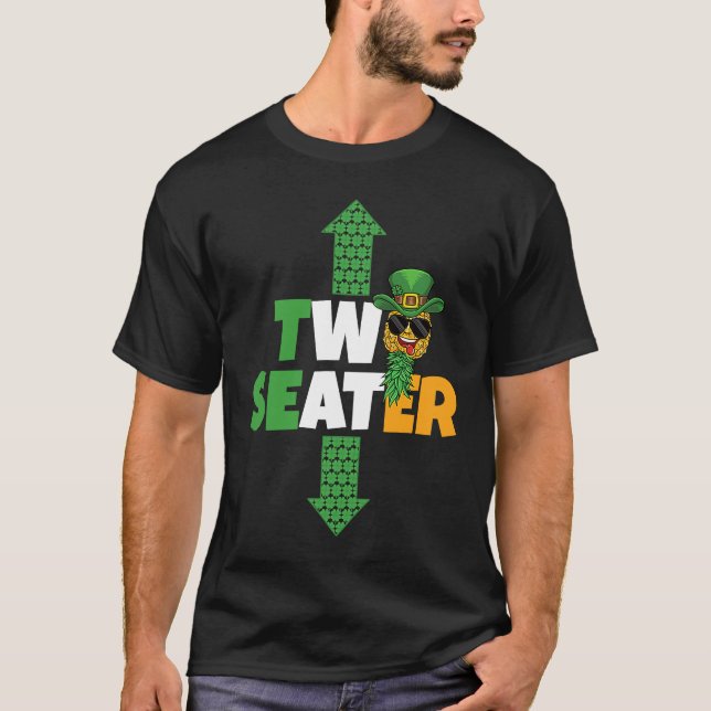 Two Seater St Patricks Day Upside Down Pineapple S T Shirt (Framsida)