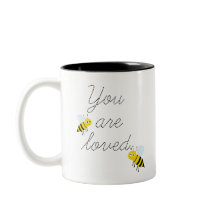 Two-Tone Du Är Älskad Honey Bees Mugg
