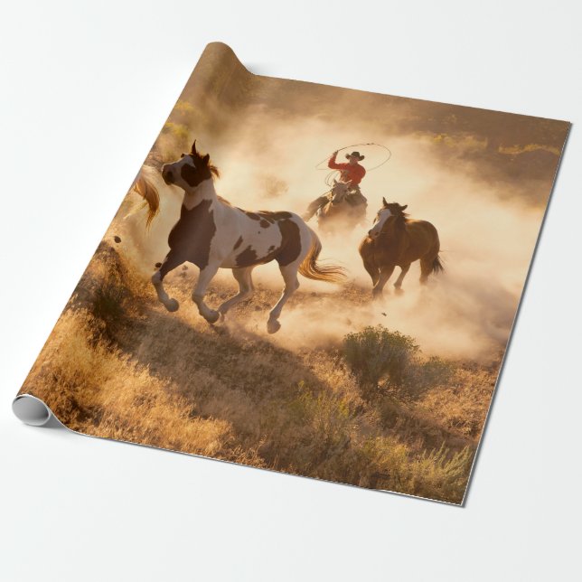 Two western cowboys riding horses, roping wild hor presentpapper (Utrullad)