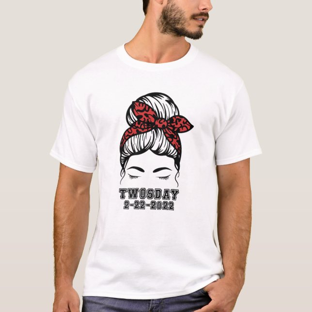 Twosday Messy Bun 2/22/2022 School Teacher Februar T Shirt (Framsida)