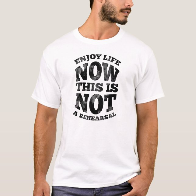 Tyck om liv nu. Denna är inte en rehearsal. Tee Shirt (Framsida)