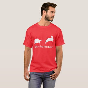 Tyck om ögonblicket. Röd upplaga Tee Shirt