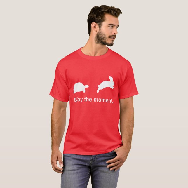Tyck om ögonblicket. Röd upplaga Tee Shirt (Hel framsida)