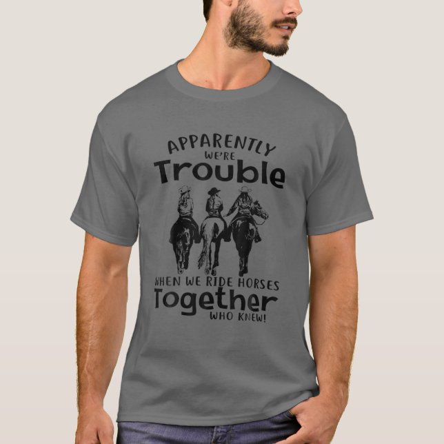 Tydligen är vi problematiska när vi rider hästar T Shirt (Framsida)