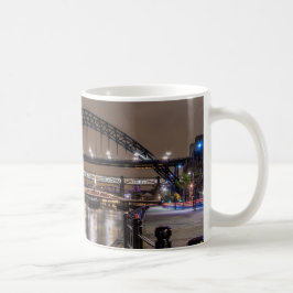 Tyne-bron på natten kaffemugg