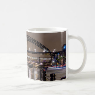 Tyne-bron på natten kaffemugg