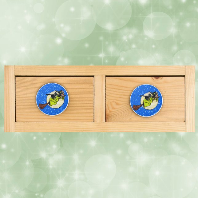 Tynnyflygande Witch Black Cat Måne Stars Halloween Knopp (Fun Witch black cat flying past moon on broom blue sky with stars drawer knob pulls.)