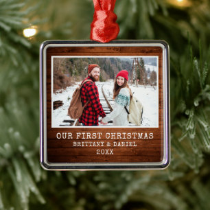 Typewriter Font Rustic Wood Couple Första jul Julgransprydnad Metall