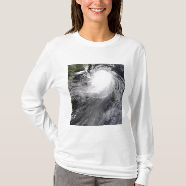 Typhoon Nuri närmar sig China Tee Shirt (Framsida)