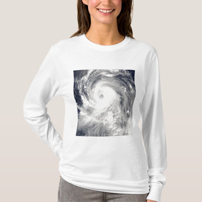 Typhoon Tingting over Northern Mariana Isla Tee Shirt (Framsida)