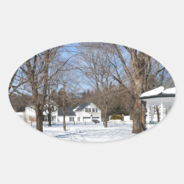Typisk Vermont Town i vinter Ovalt Klistermärke