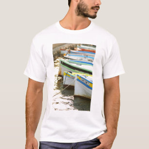 Typiska provensalska fiskebåtar målade i tee shirt