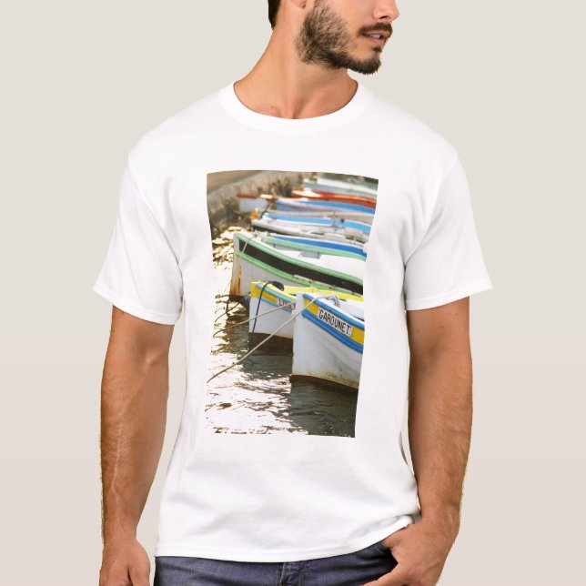 Typiska provensalska fiskebåtar målade i tee shirt (Framsida)