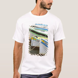 Typiska provensalska fiskebåtar målade i tee shirt