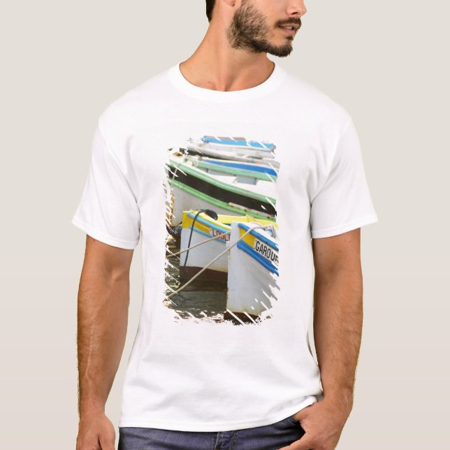 Typiska provensalska fiskebåtar målade i tee shirt (Framsida)