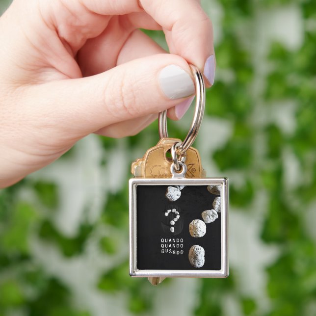 typografi_3_now eller aldrig fyrkantig silverfärgad nyckelring (Hand)