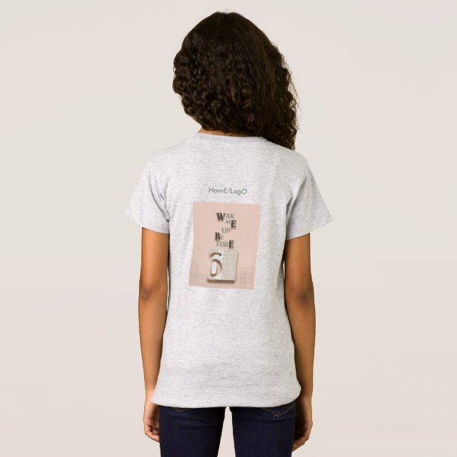 typografi_5_väcka mig före 6 t-shirt (Hel baksida)