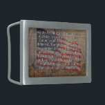 Typografi av den amerikanska Flagga och konstituti<br><div class="desc">Detta rektangulära låsbeslag i bälte är designat med en beröring av Amerikansk historia. Denna utformning är en del av texten i ingressen till Förenade Stater konstitution. Texten ställs in mot bakgrund av en ojämnt försedd United Stated-flagga över sprickat virke av nedfläckad cedar.</div>