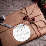 Typografi av silverfenyteffekt God jul Runt Klistermärke<br><div class="desc">Skicka årets semesterhälsningar i stil med dessa unika och moderna helgdag. Konstruktionen har ett festive silver foil effect typography script "God jul" med matchande hängande blad på en ren vit bakgrund. Dessa klistermärken kan användas som kuvertförseglingar, Juletiketter, klistermärken för julfest och mycket, mycket mer! Lägg enkelt till anpassningsbarnas ordalydelse i...</div>
