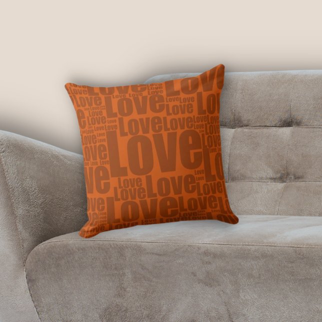 Typografi för bränd Orange Kärlek Kudde (Warm Earthy Burnt Orange Love Typography Pattern Throw Pillow, Living Room Decor)