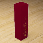 Typografi för Burgundy och Guld Elegant Presentask För Vinflaska<br><div class="desc">Anpassade till dina specifikationer.</div>