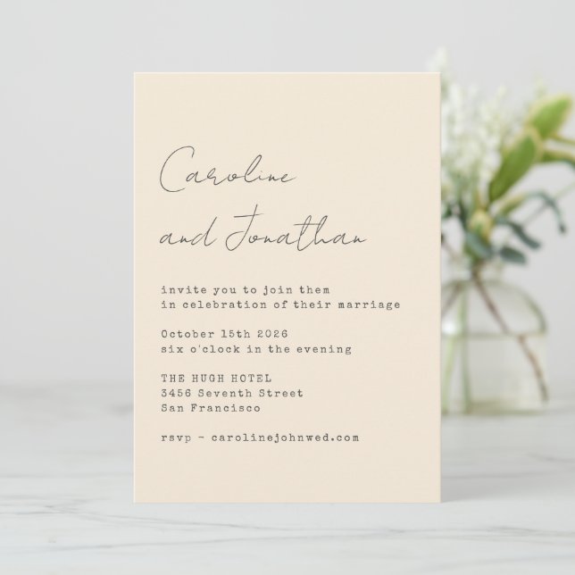 Typografi för minimal Cream-skrivmaskinsskript Inbjudningar (Stående Fram)