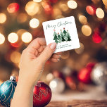Typografi för nutidens Julgranar i Rustic Fyrkantigt Klistermärke<br><div class="desc">Den nutida,  moderna och rustiska Helgdag Square-fästare med vackra små skogar av Julgranar och God jul i modern typografi. Kontakta oss på cedarandstring@gmail.com om du behöver hjälp med designen eller matchande produkter.</div>