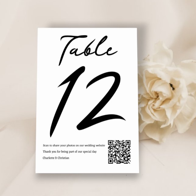 Typografi - minimalistiskt Bröllop med QR-kod Bordsnummer (Typography Minimalist Wedding With QR Code Table Numbers from Ricaso. Simple black & white text)
