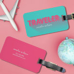 Typografi Modern Turcos Rosa Traveler Bag Märkre Bagagebricka<br><div class="desc">Ta dig ur allt annat bagage vid bagageanspråket med denna feta turkos och rosa Typography-bagagemärkning som innehåller ord "Reseer" med en lång skuggning. Anpassa den här märkrn med din information och om du vill ha fler alternativ som att ändra teckensnittet så klickar du storlekt på knappen "Anpassa". *Observera att Zazzle...</div>