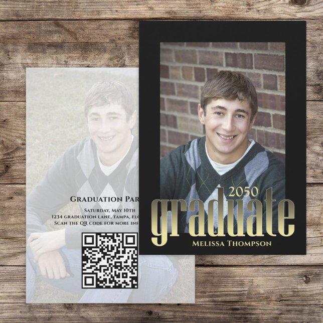 Typografi över student Modern Simple Guld Snyggt Inbjudningar (Graduation photo invitation announcement with gold modern typography.)