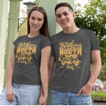 Typografi utan gult: Retro T-Shirt-design T Shirt<br><div class="desc">Den här t-shirt-designen har gultens återtypografi och frasen "allt värt att ha tar tid". Budskapet handlar om uthållighet och tålamod, och påminner den bärare om att bra sak kom är till dem som väntar och arbetar hårt. Vintagen stil i typografin ger en snyggt beröring åt designen och skapar det som...</div>