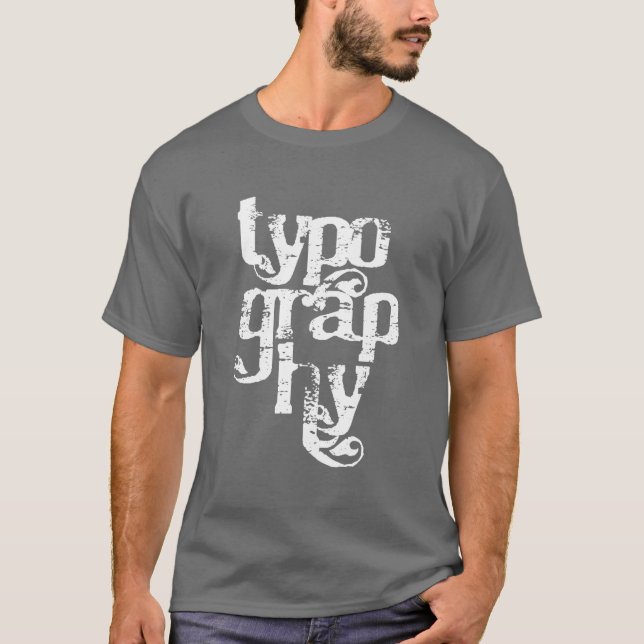 Typografiseriff Tee Shirt (Framsida)