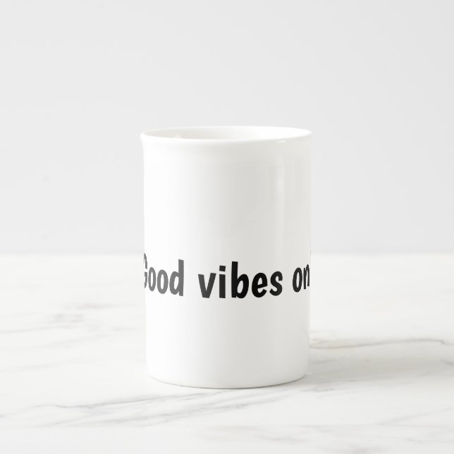 Typografisk design för endast bra vibrationer benporslin mugg (Framsidan)