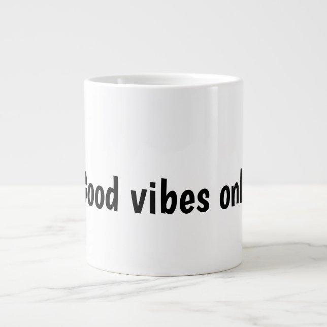 Typografisk design med endast bra vibrationer jumbo mugg (Framsidan)