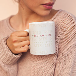 Typografisk mönster i initialer med namn, ren kaffemugg