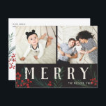 Typografiska botanicals 2 Photo Merry Helg Vykort<br><div class="desc">Vykort. Helt och hållet anpassade på alla sätt som är möjligt, denna nya helgdag innehåller våra ursprungliga handmålade vinterbär och bladverk. Det djärva moderna hälsning som är sammanflätat mellan teckningarna gör ett typiskt påstående som utmärker sig. Den här samlingen innehåller fotoalternativ och samlingsalternativ för många som passar dina fotoinställningar. Kortets...</div>