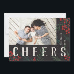 Typografiska botanicals Photo Cheers Julkort<br><div class="desc">Helt och hållet anpassade på alla sätt som är möjligt, denna nya helgdag innehåller våra ursprungliga handmålade vinterbär och bladverk. Det djärva moderna hälsning som är sammanflätat mellan teckningarna gör ett typiskt påstående som utmärker sig. Den här samlingen innehåller fotoalternativ och samlingsalternativ för många som passar dina fotoinställningar. Kortets baksida...</div>