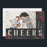 Typografiska botanicals Photo Cheers Julkort<br><div class="desc">Helt och hållet anpassade på alla sätt som är möjligt, denna nya helgdag innehåller våra ursprungliga handmålade vinterbär och bladverk. Det djärva moderna hälsning som är sammanflätat mellan teckningarna gör ett typiskt påstående som utmärker sig. Den här samlingen innehåller fotoalternativ och samlingsalternativ för många som passar dina fotoinställningar. Kortets baksida...</div>