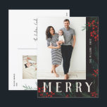Typografiska botanicals Photo Merry Helg Vykort<br><div class="desc">Vykort. Helt och hållet anpassade på alla sätt som är möjligt, denna nya helgdag innehåller våra ursprungliga handmålade vinterbär och bladverk. Det djärva moderna hälsning som är sammanflätat mellan teckningarna gör ett typiskt påstående som utmärker sig. Den här samlingen innehåller fotoalternativ och samlingsalternativ för många som passar dina fotoinställningar. Kortets...</div>