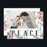 Typografiska botanicals Photo Peace Helg Vykort<br><div class="desc">Vykort. Helt och hållet anpassade på alla sätt som är möjligt, denna nya helgdag innehåller våra ursprungliga handmålade vinterbär och bladverk. Det djärva moderna hälsning som är sammanflätat mellan teckningarna gör ett typiskt påstående som utmärker sig. Den här samlingen innehåller fotoalternativ och samlingsalternativ för många som passar dina fotoinställningar. Kortets...</div>