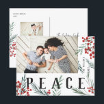 Typografiska botanicals Photo Peace Helg Vykort<br><div class="desc">Vykort. Helt och hållet anpassade på alla sätt som är möjligt, denna nya helgdag innehåller våra ursprungliga handmålade vinterbär och bladverk. Det djärva moderna hälsning som är sammanflätat mellan teckningarna gör ett typiskt påstående som utmärker sig. Den här samlingen innehåller fotoalternativ och samlingsalternativ för många som passar dina fotoinställningar. Kortets...</div>